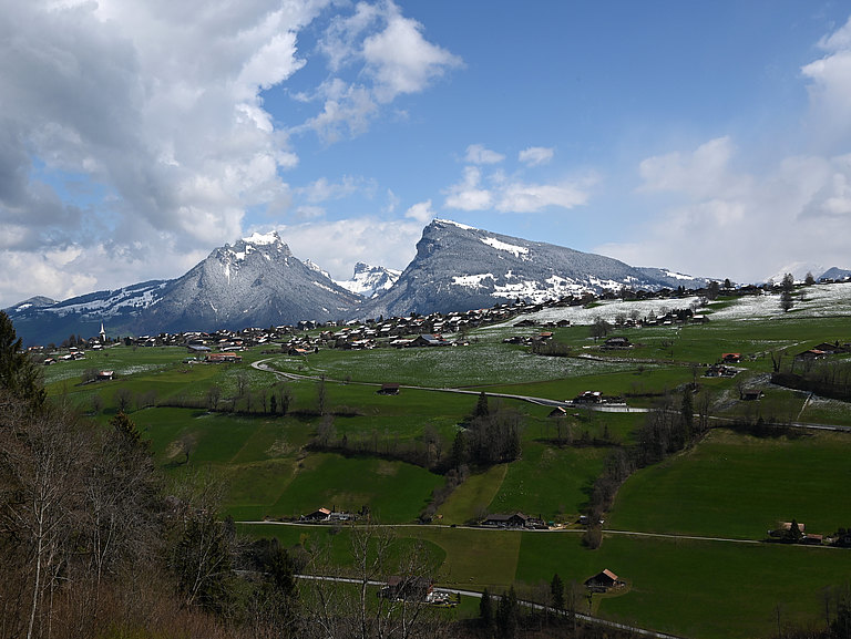 Aeschi-Dorf-Fruehling-Schnee-5.jpg 