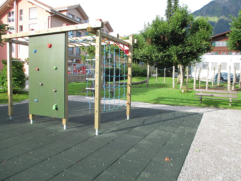 Spielplatz-Aeschi-Dorf-2.JPG 