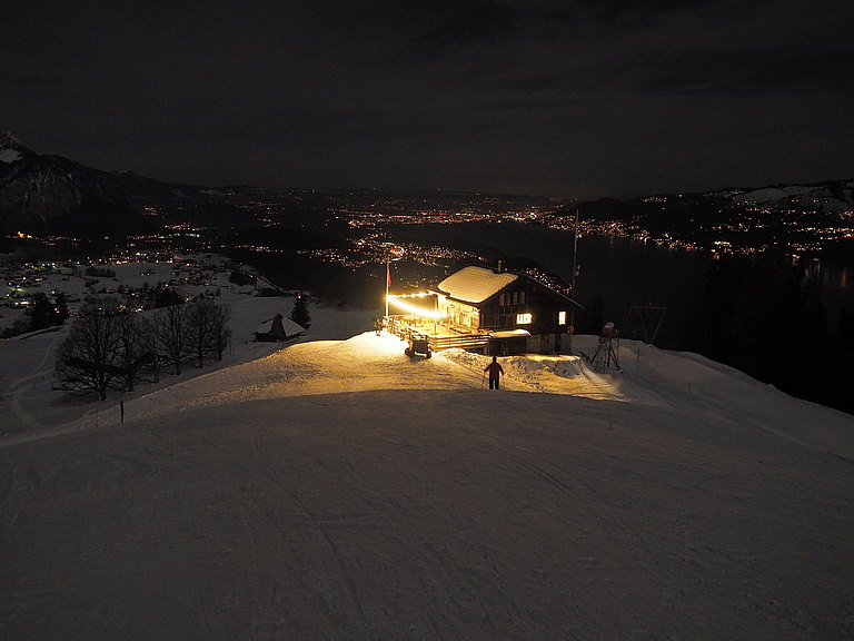 Vollmondschneeschuhtour-Aussicht-Skihuette.JPG 