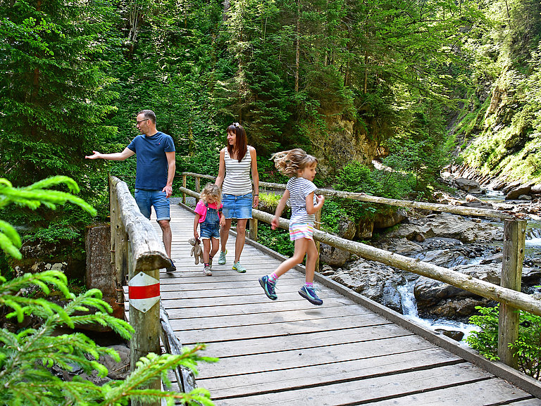 Bruecke-Familie-Sommer.jpg 